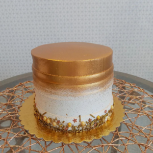 Bolo em chantininho pincelado com dourado  Bolo, Bolos de aniversário,  Bolos decorados