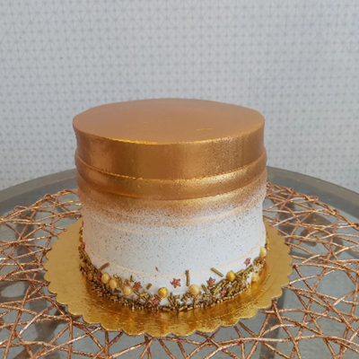 Bolo decorado cor dourada e branca