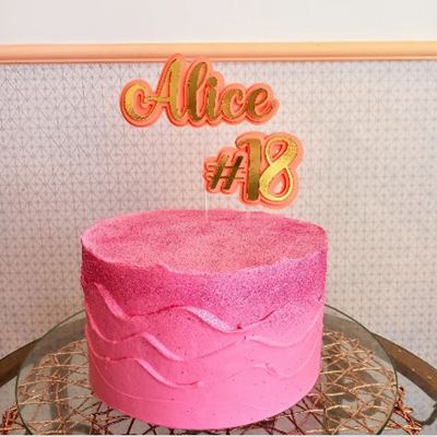 Bolo de aniversário feminino simples decorado com rosas de chantilly 