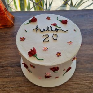 Bolo decorado à mão com flores para aniversário