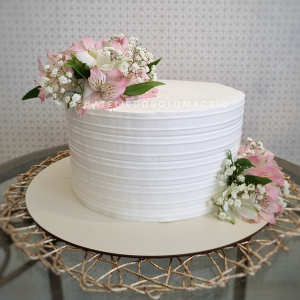 Bolo decorado com flores