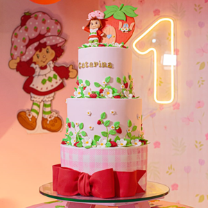 Bolo para aniversário com três andares