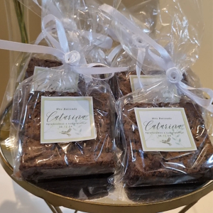 Bolo brownie para lembrancinha