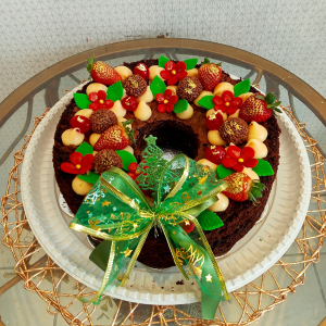 Bolo de chocolate decorado com frutas e brigadeiro