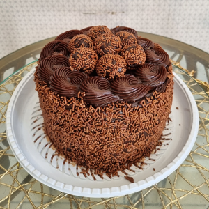 Bolo de chocolate com brigadeiros
