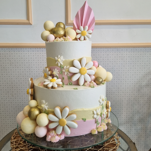 Bolo decorado com dois andares
