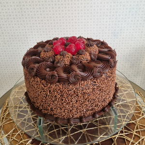 Bolo de chocolate com brigadeiros e cerejas