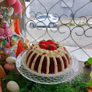 Bolo vulcão red velvet com cobertura de cream cheese