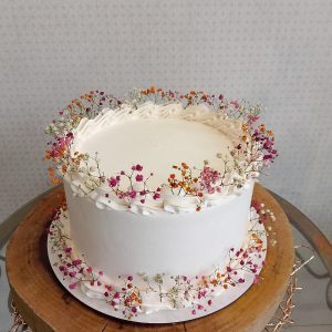 Bolo de chantininho com flores naturais