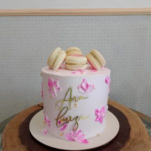 Bolo de chantininho decorado com macarrons